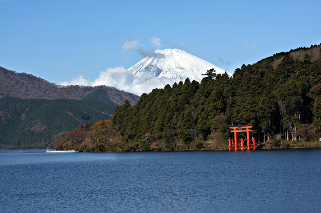 Beautiful Mount Fuji and Lake Ashi in Japan