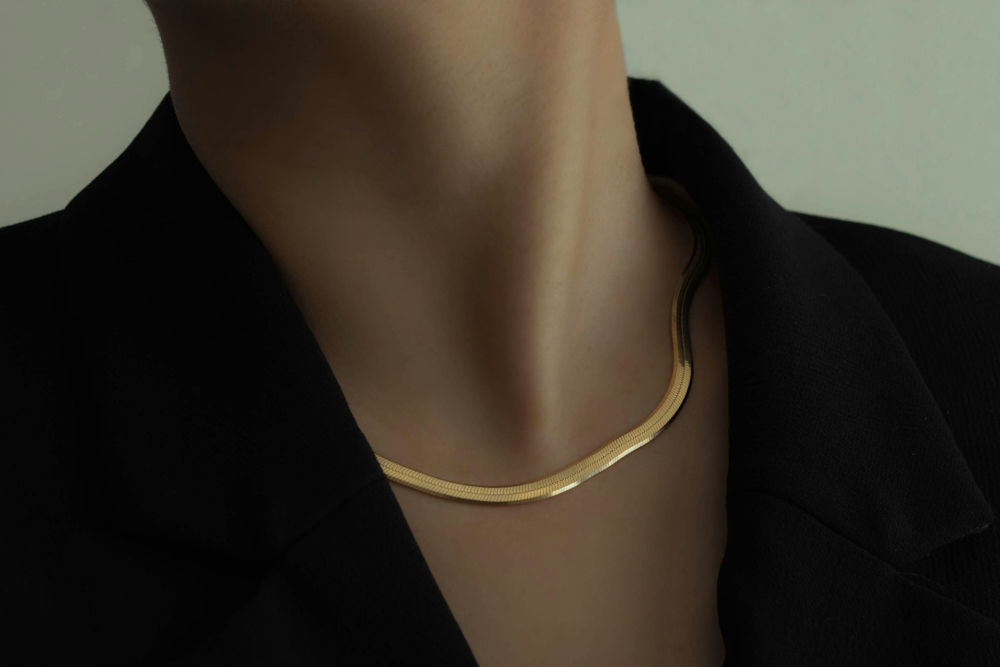 gold necklace /unsplash