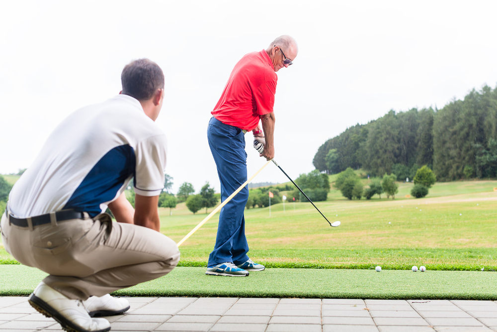 golf practise with trainer 