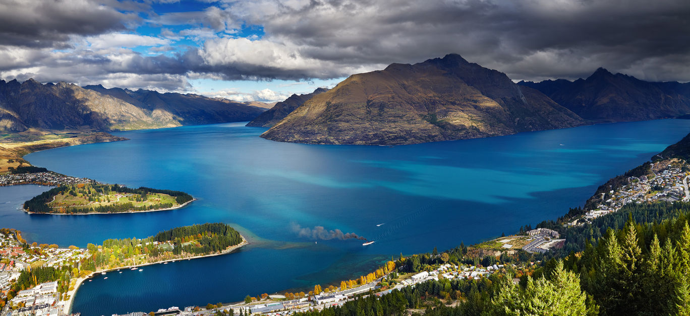 Queenstown cityscape with Wakatipu lake and Remarkables Mountains, New Zealand