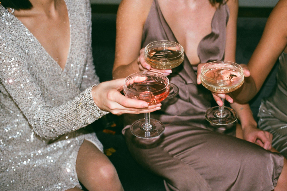 chicas bebiendo vino