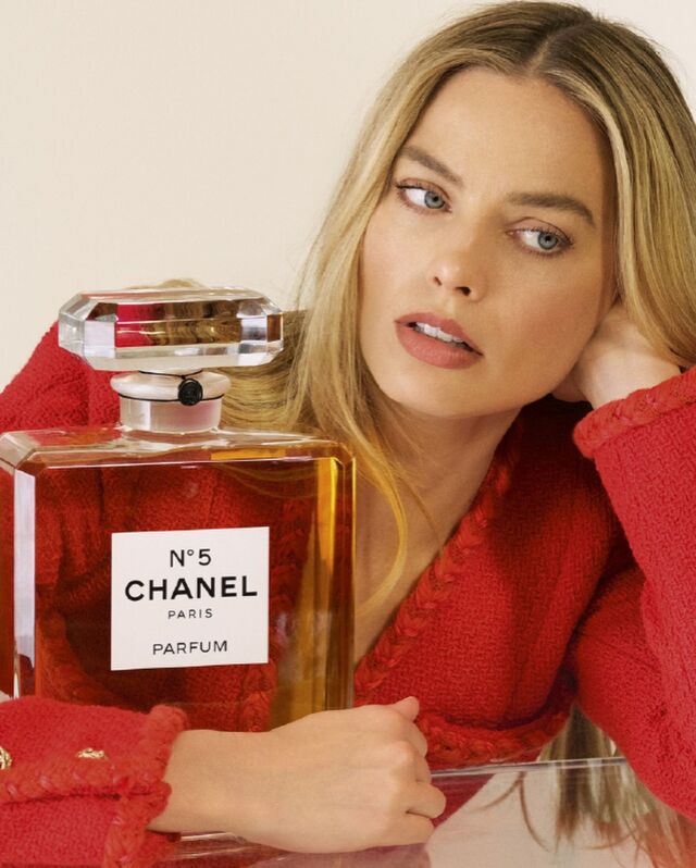 @chanelofficial is pleased to announce Margot Robbie will be the face of the new advertising campaign dedicated to the iconic N°5 perfume.
 
“I think CHANEL N°5 is one of the most iconic fragrances in the world. It’s incredible to be a part of it. There’s such an impressive lineage of women who’ve been associated with the fragrance over the years. I am very honored to be joining that long list of incredible talents.” - Margot Robbie
 
Ambassador of the House since March 2018, the Australian actress and producer is part of the lineage of great actresses who have embodied the essence of this unique scent.